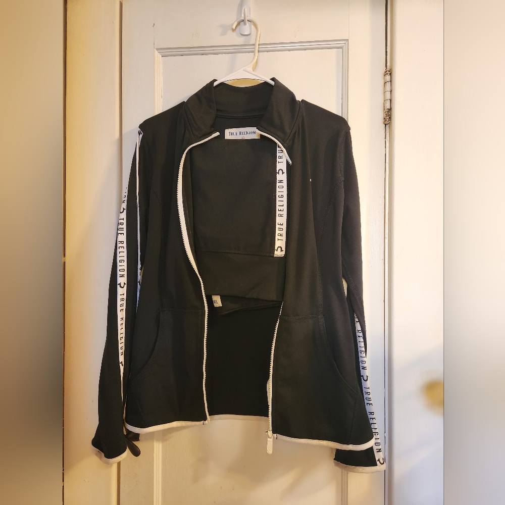 Womens true religion set size M, black and white.